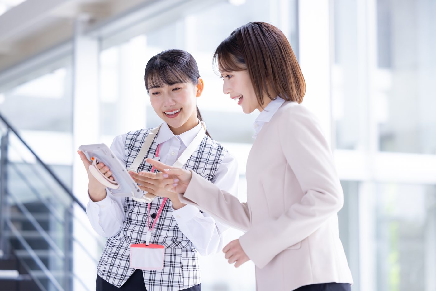 タブレットを見ながら相談するスタッフ(イメージ)